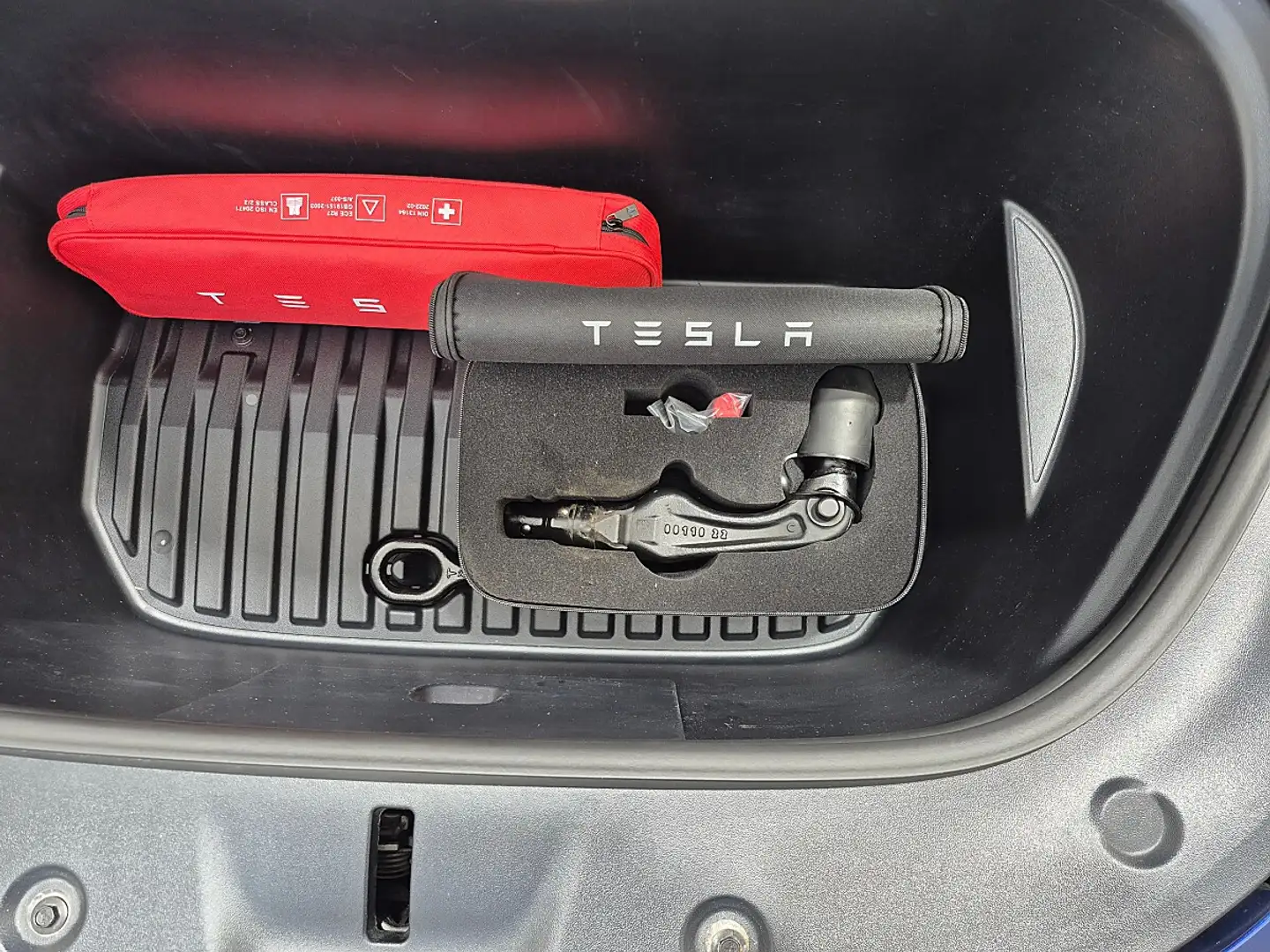 Tesla Model Y Long Range AWD 79kWh,4x4,AHK,netto28.958 Weiß - 2