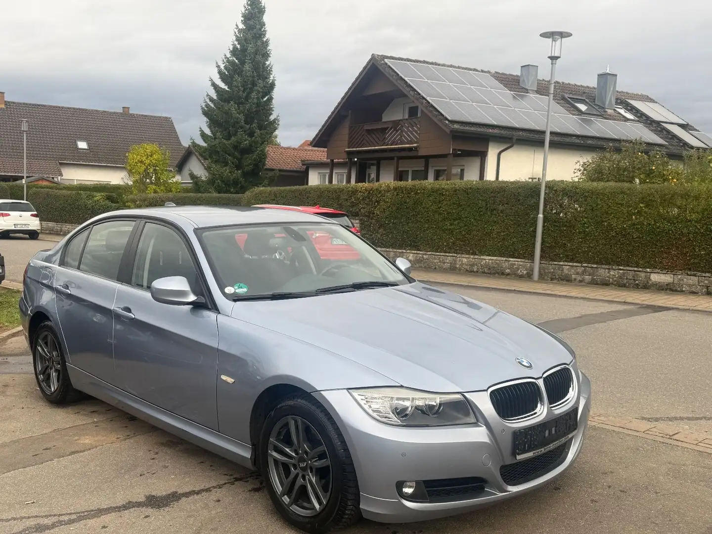 BMW 320 Baureihe 3 Lim. 320d xDrive*NEU*TÜV*NAVI* Bleu - 1