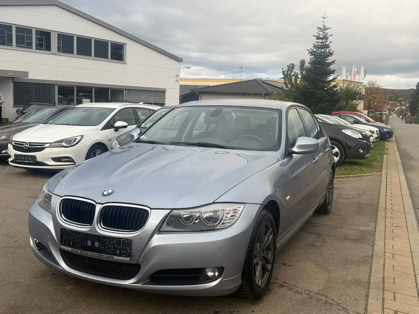 BMW 320 Baureihe 3 Lim. 320d xDrive*NEU*TÜV*NAVI* Bleu - 2