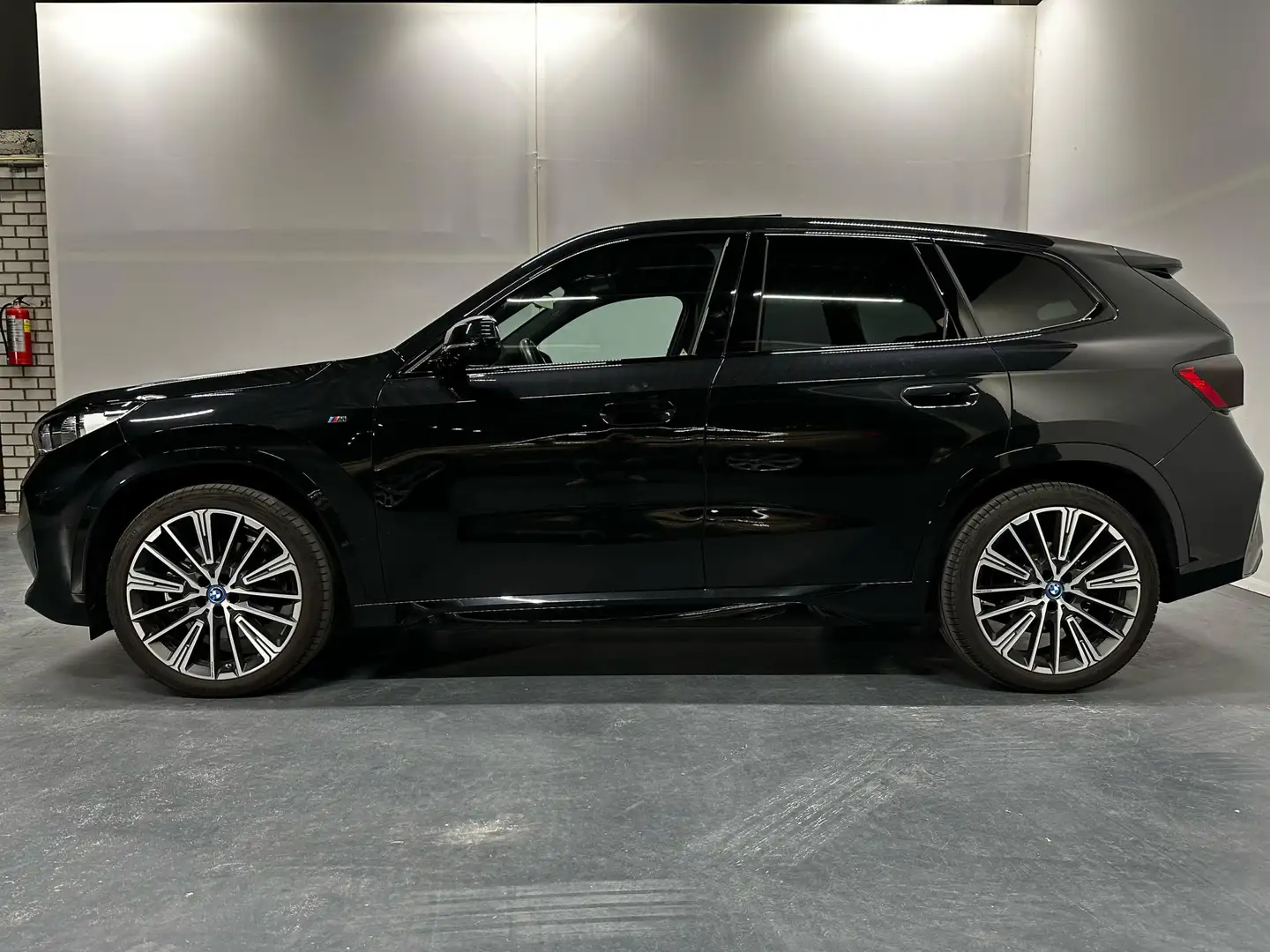 BMW iX1 xDrive30 Launch Edition 67 kWh M-Sportpakket | Pan Zwart - 2