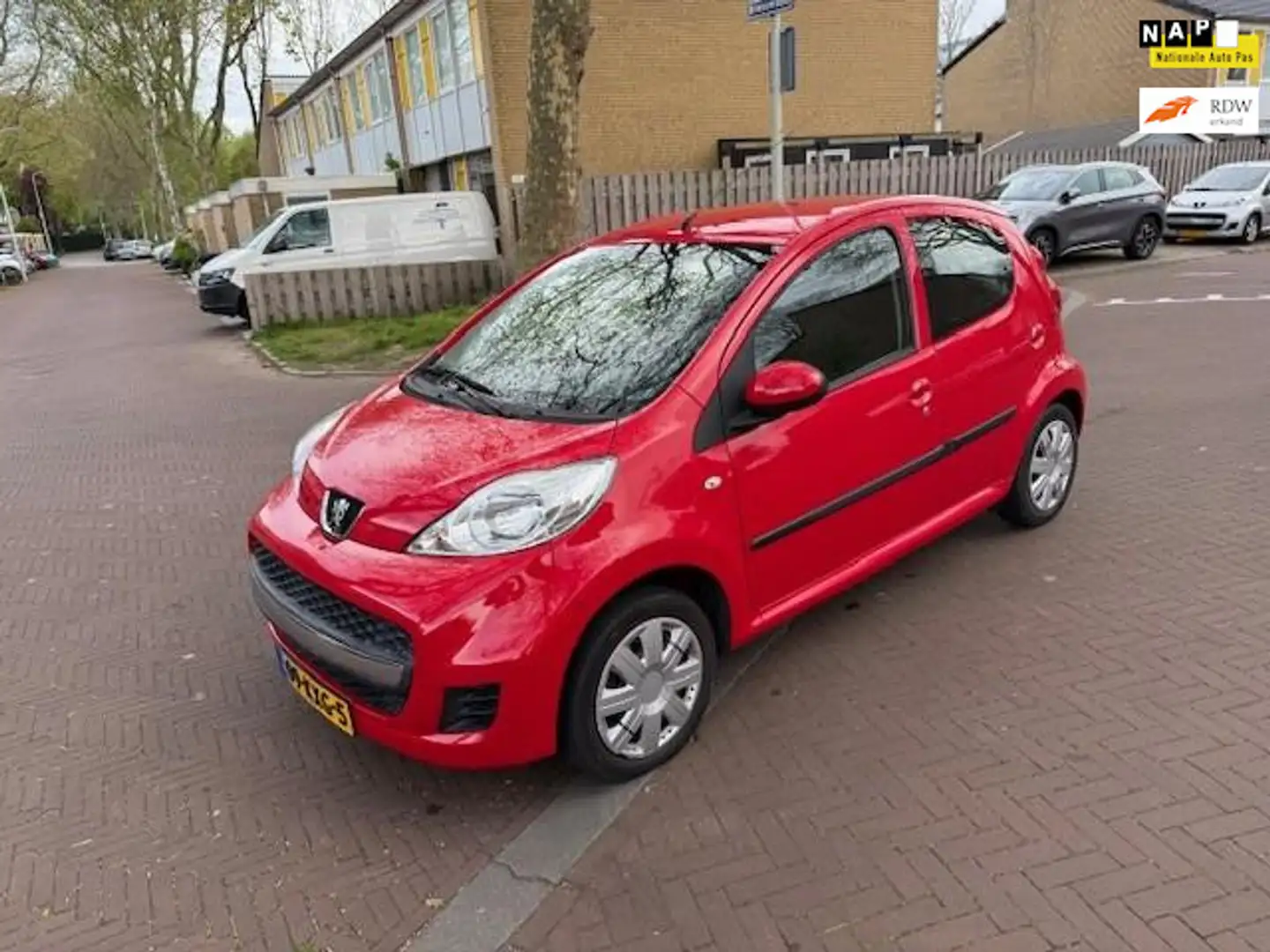 Peugeot 107 Nieuw APK / 128.000 NAP / 5 deurs / Leuke auto Rood - 1