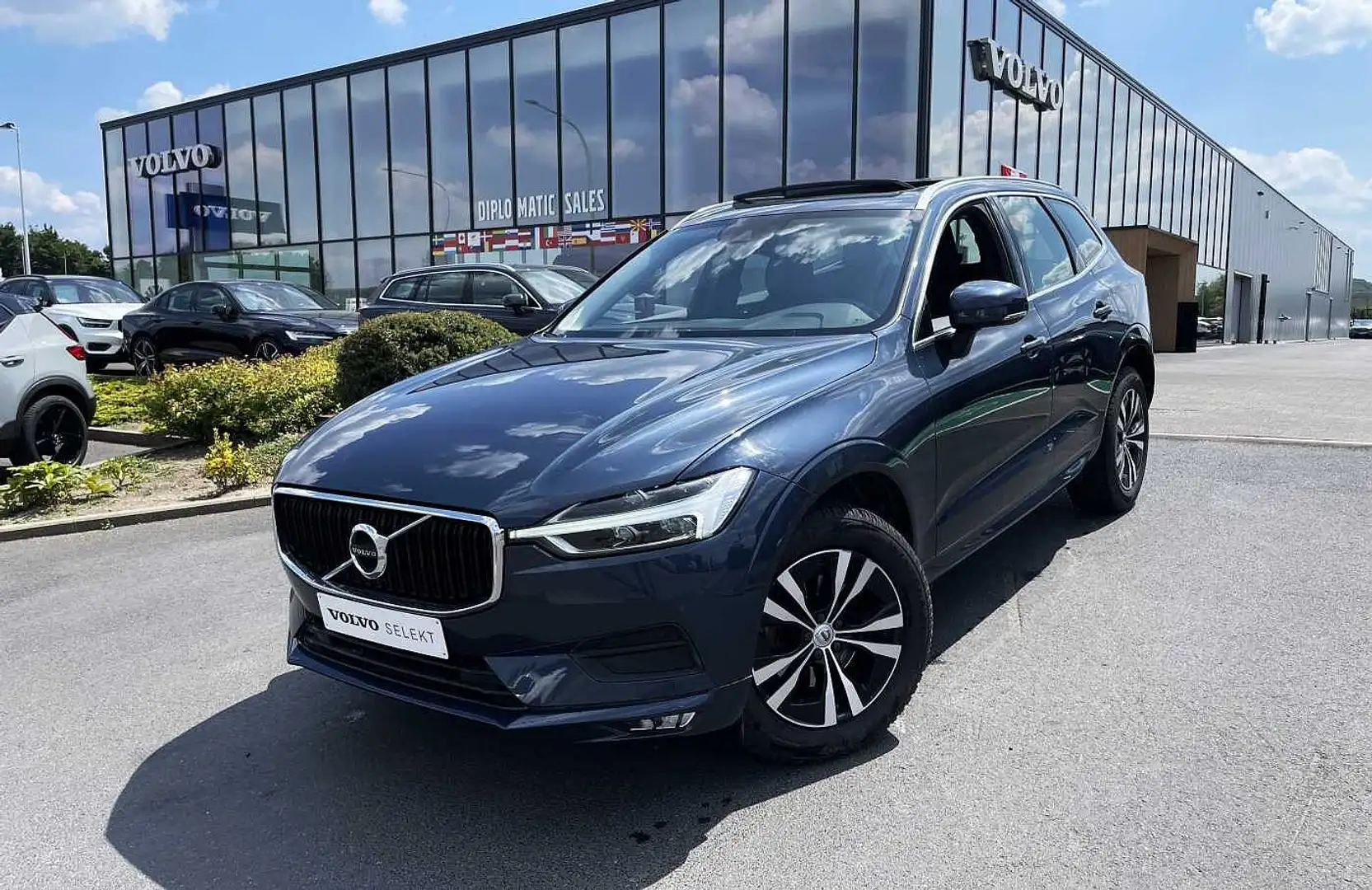 Volvo XC60 Momentum Pro Blauw - 1