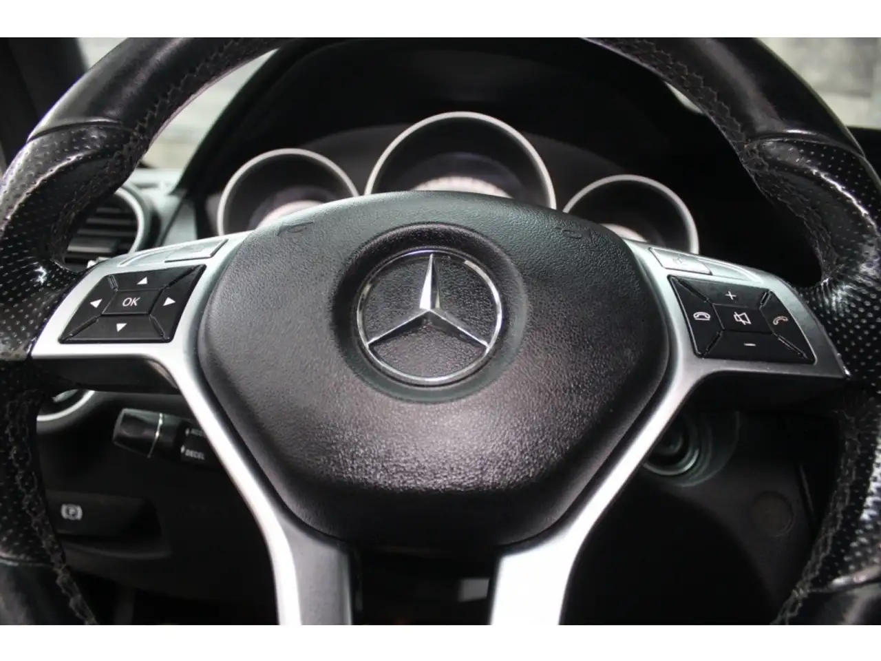 Mercedes-Benz C-Class снимка Mercedes-Benz C-Class