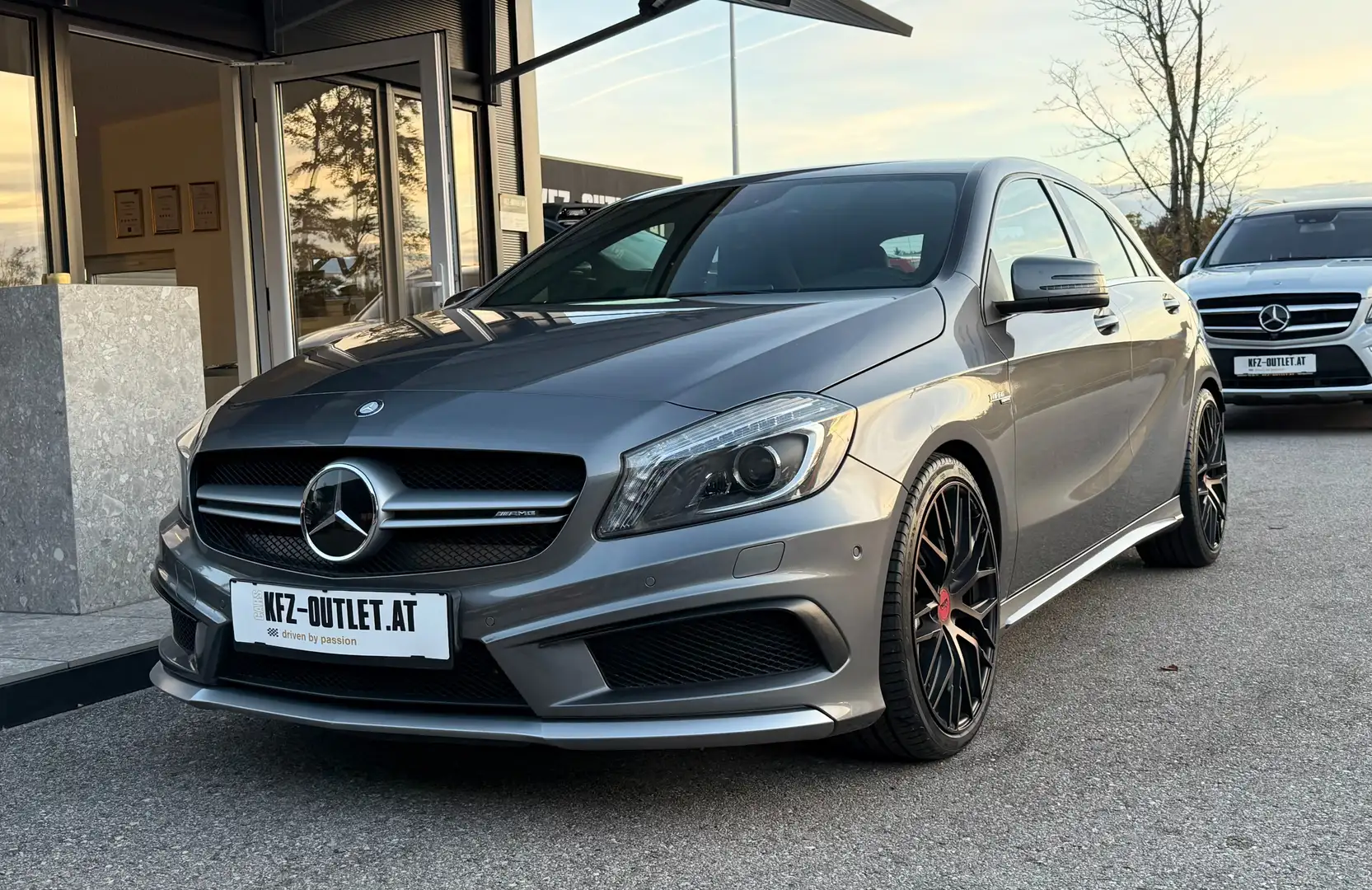 Mercedes-Benz A 45 AMG 4Matic Aut.*R-Kamera*Navi*SHZ*AMG Performance* Grau - 1