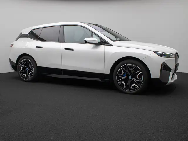 BMW Ix view 4