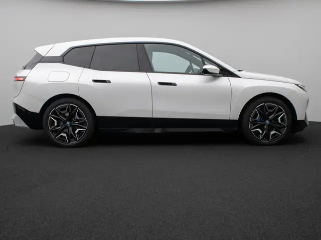 BMW Ix view 5