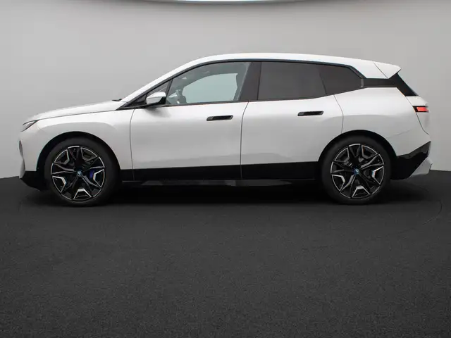BMW Ix view 11