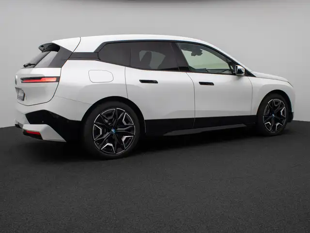 BMW Ix view 6