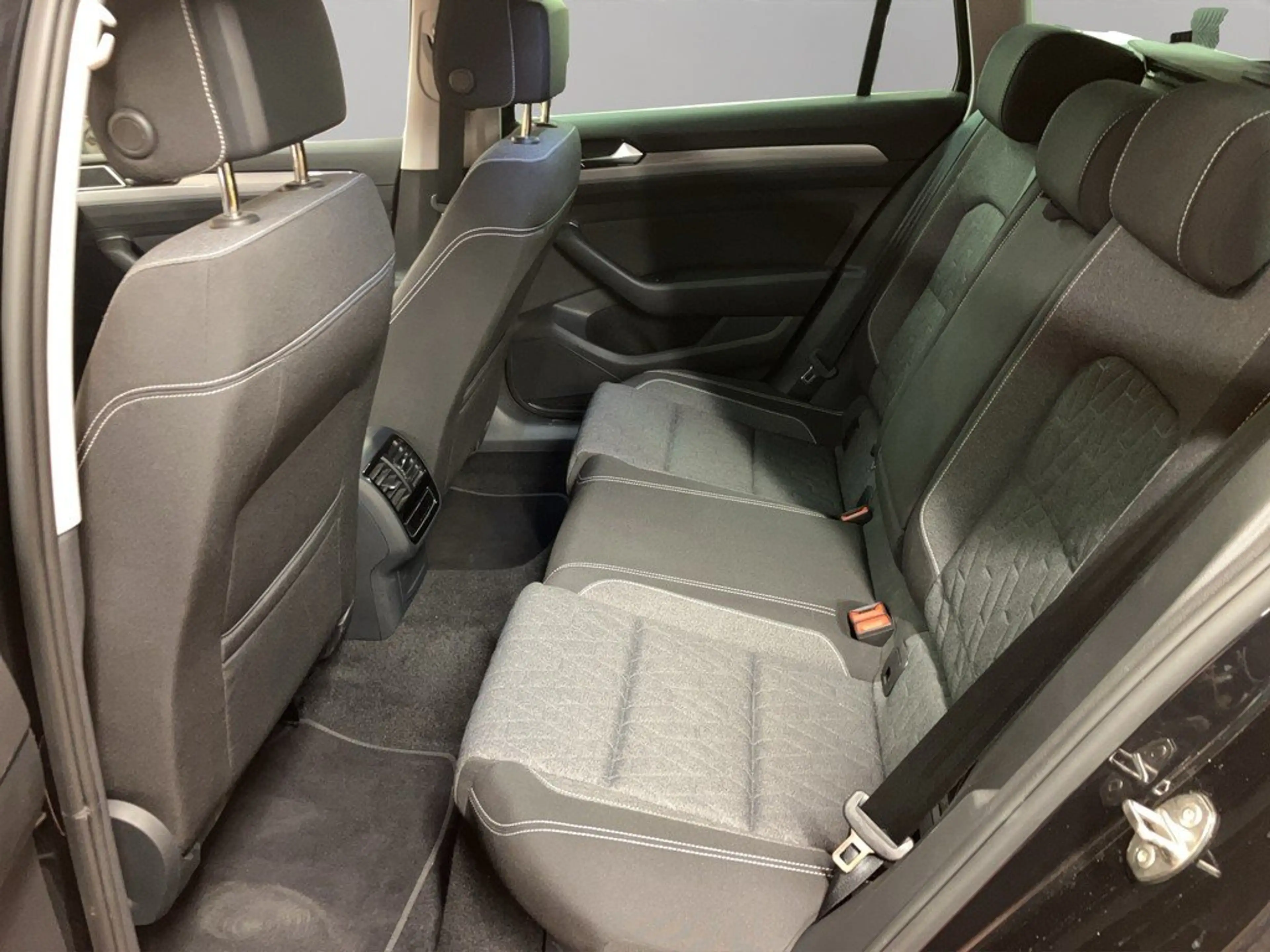 Volkswagen Passat Variant 2.0 TDI DSG Business ACC AHK — photo 12