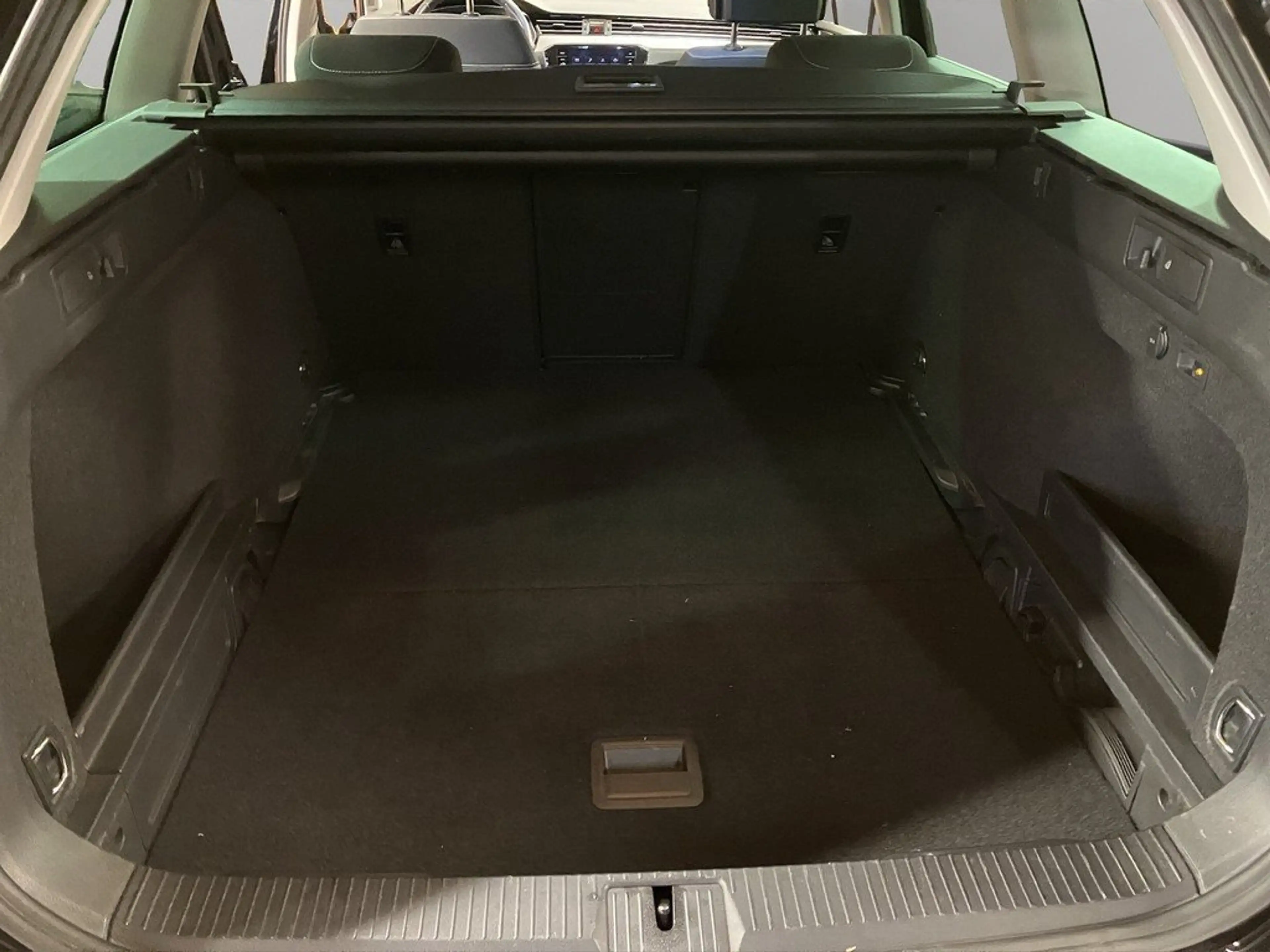 Volkswagen Passat Variant 2.0 TDI DSG Business ACC AHK — photo 13
