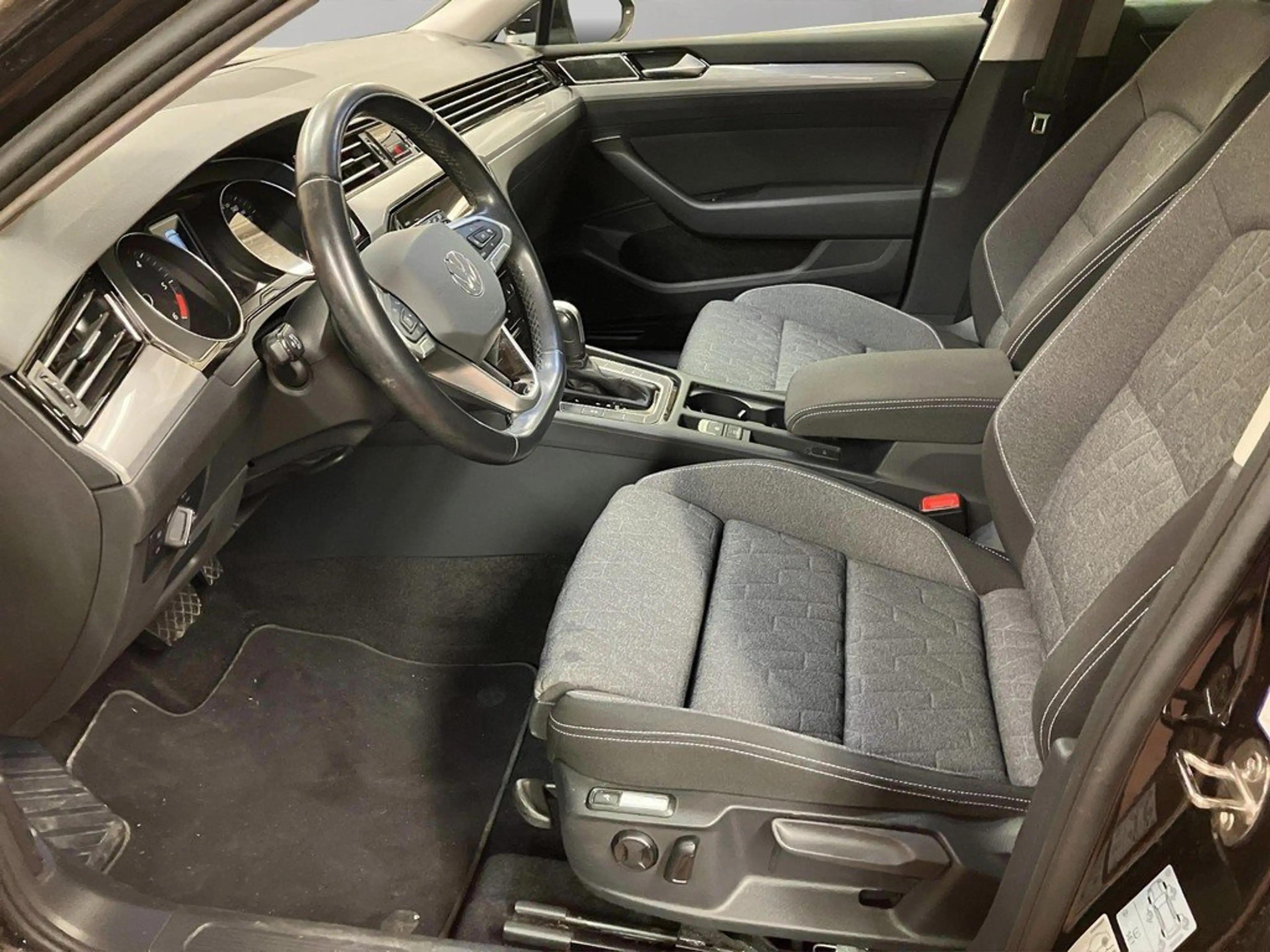 Volkswagen Passat Variant 2.0 TDI DSG Business ACC AHK — photo 8