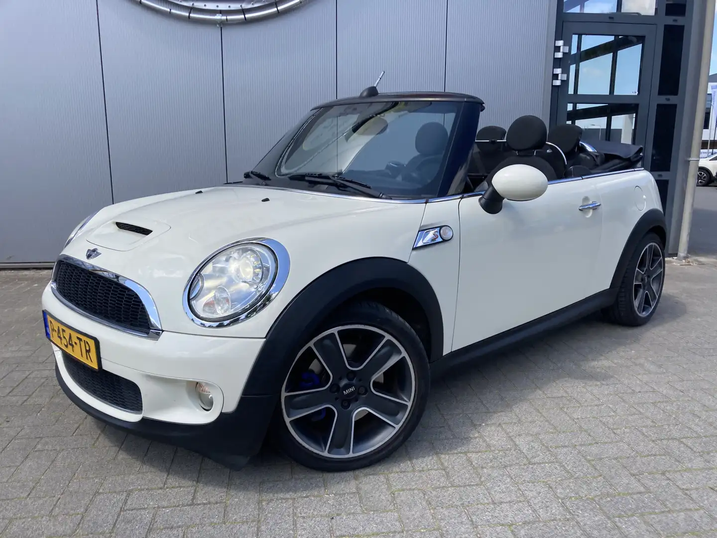 MINI Cooper S Cabrio Mini 1.6 Chili Automaat | 184PK! | Airco | Parkeer Wit - 1