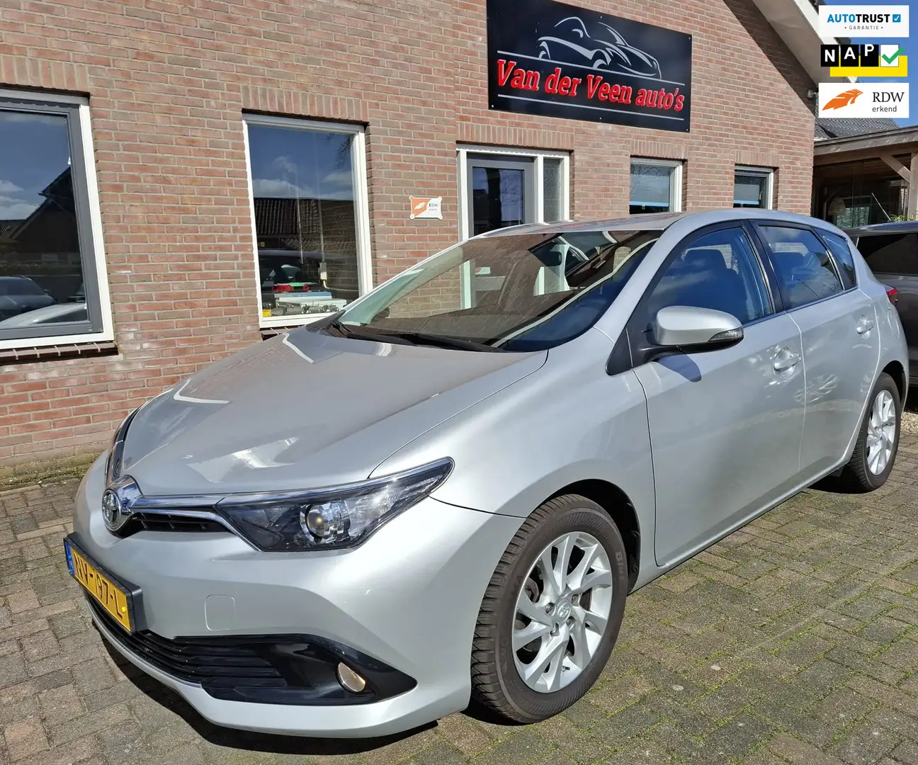 Toyota Auris 1.2T Aspiration. Dealer onderhouden! Zeer netjes e Gris - 1