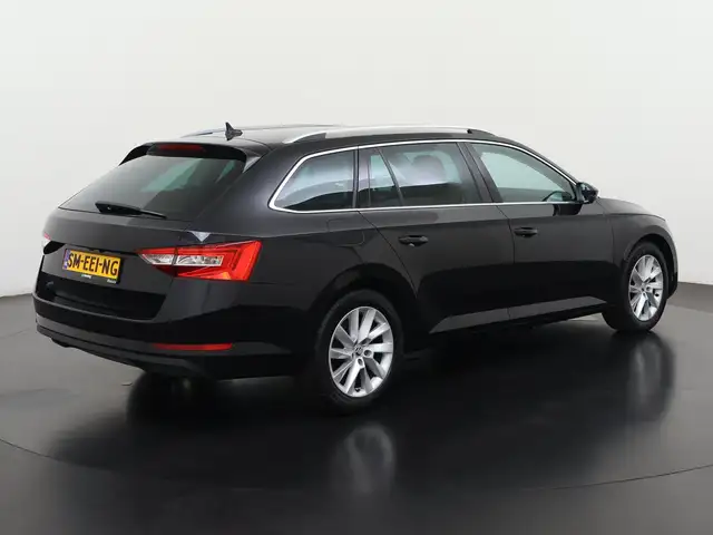 Skoda Superb view 5