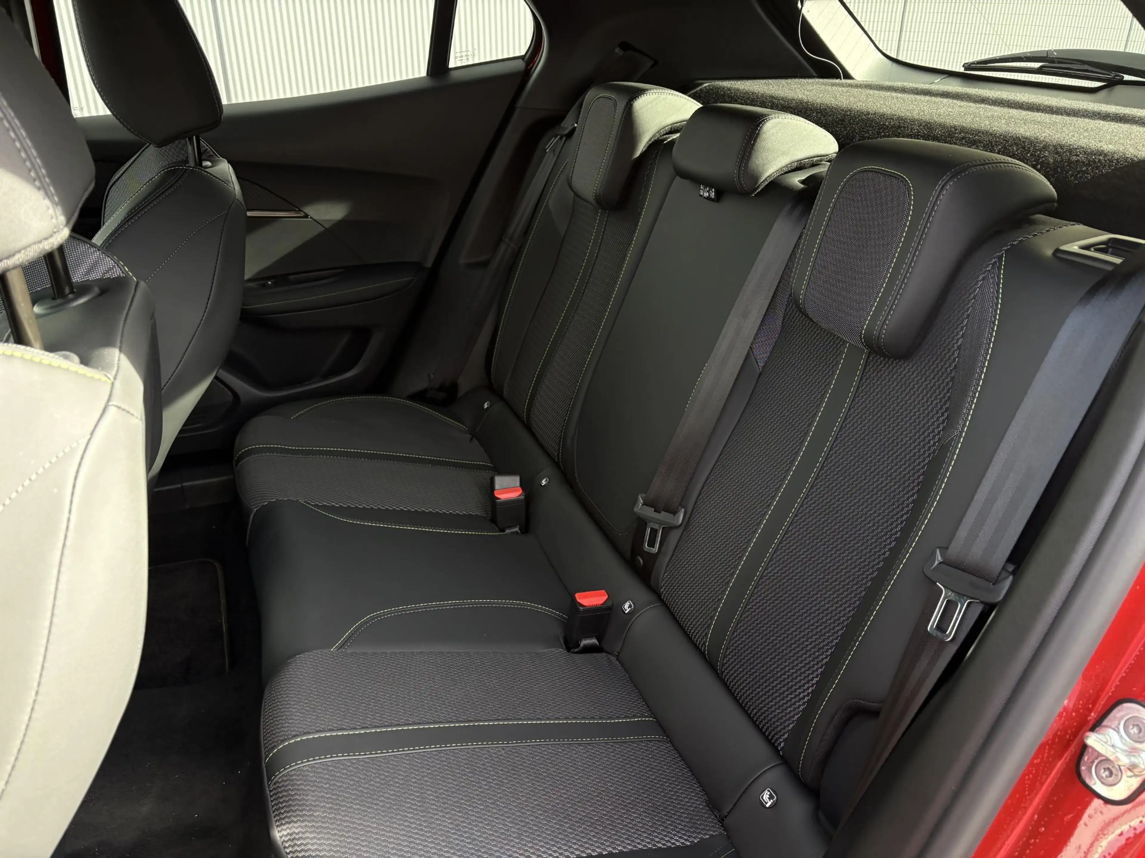 Peugeot 2008 1.2 Hybrid 145 GT | Navigatie | Voor- en Achteruit — photo 10