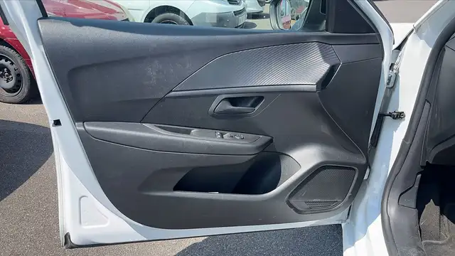 Peugeot 208 view 7