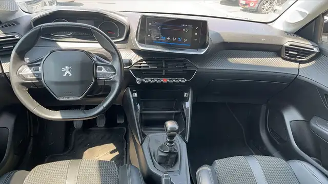Peugeot 208 view 11