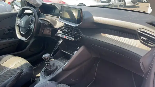 Peugeot 208 view 10