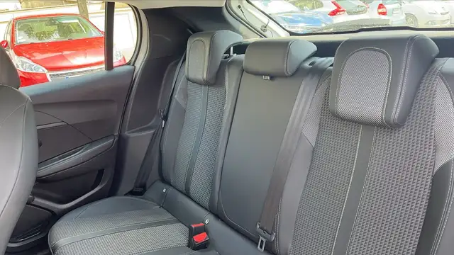 Peugeot 208 view 9