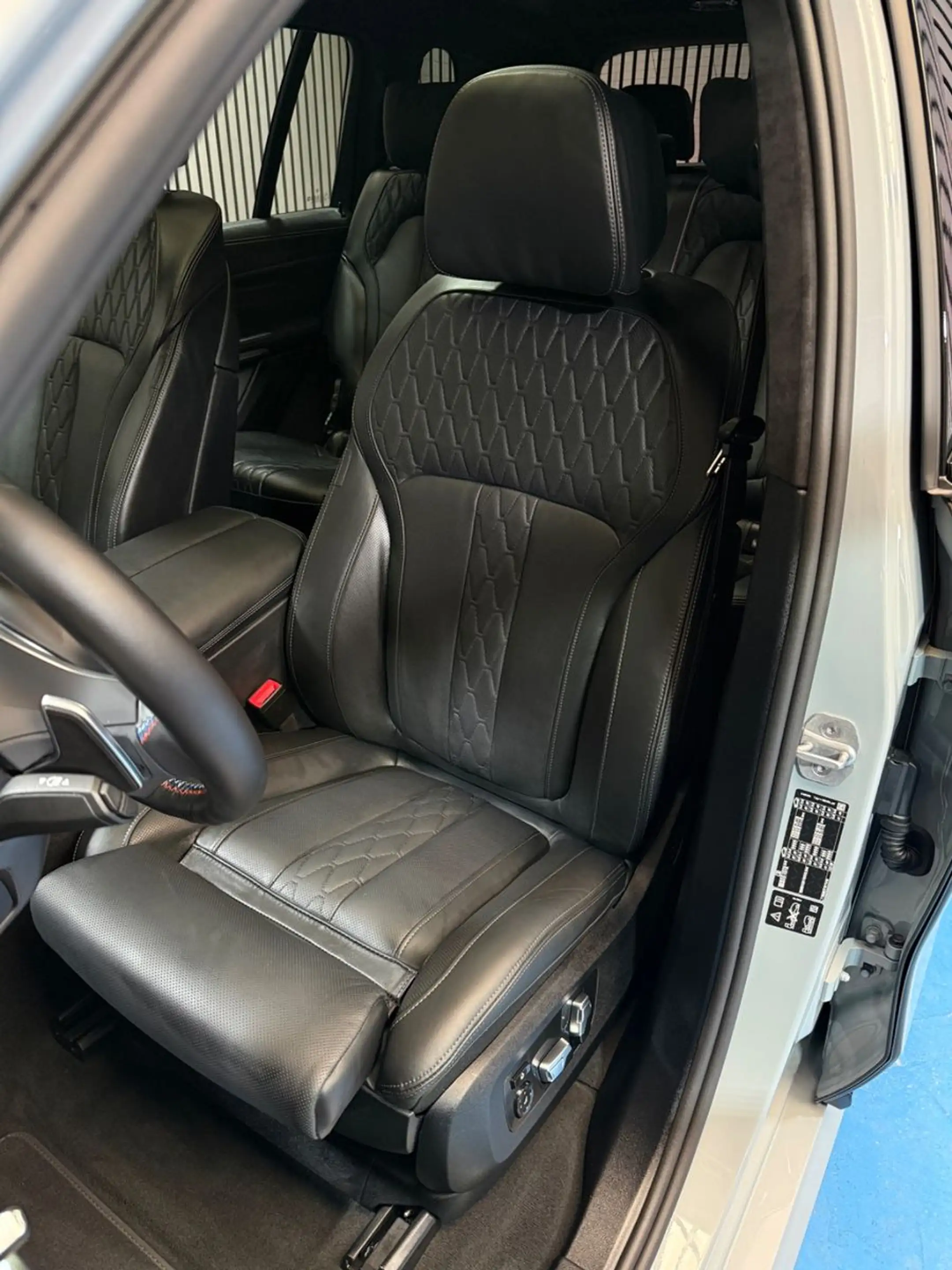 BMW X7 M60 i INDIVIDUEL — photo 11