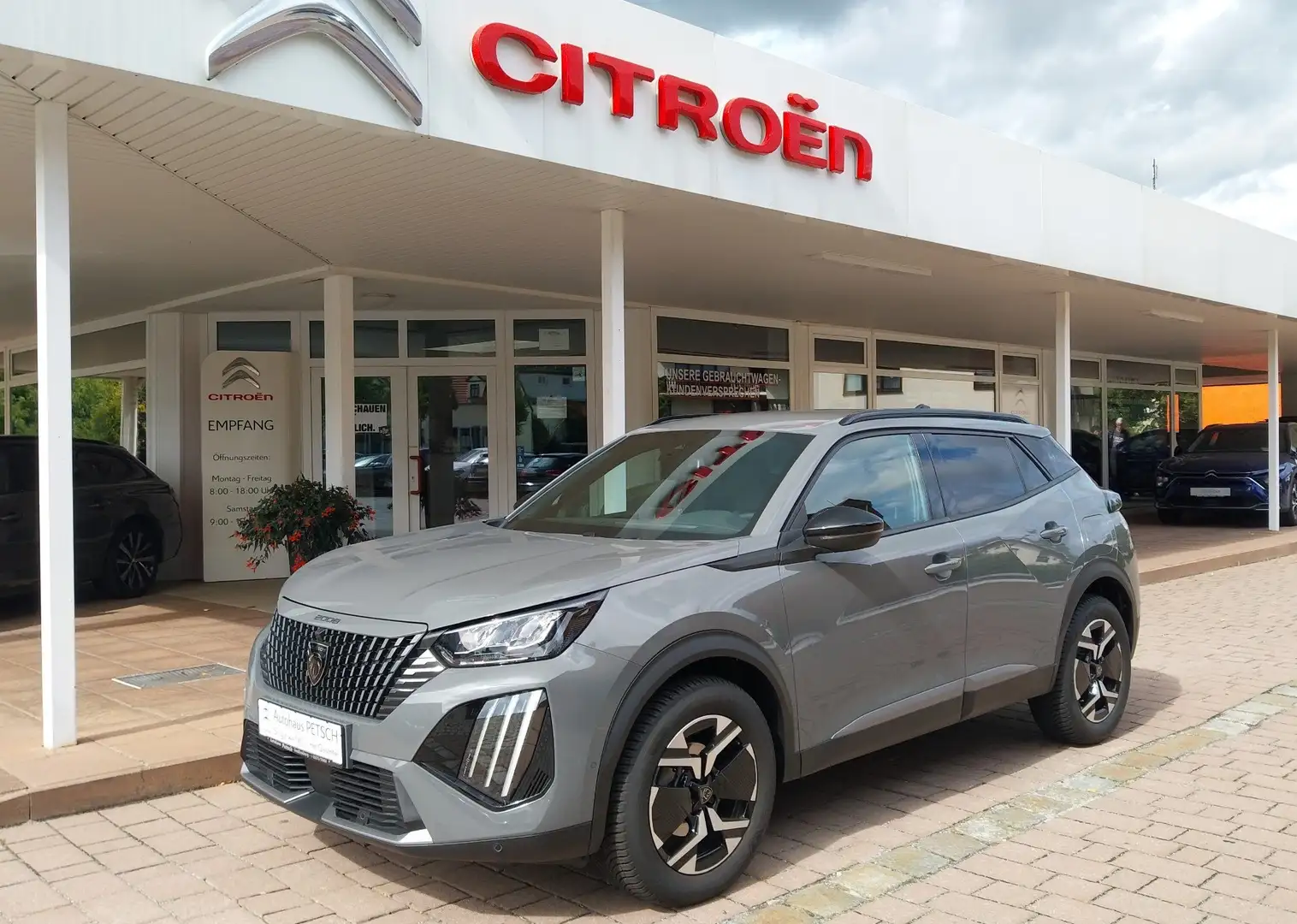 Peugeot 2008 PT130 EAT8 Allure *360 GRAD KAMERA, NAVI, SHZ* Grau - 1