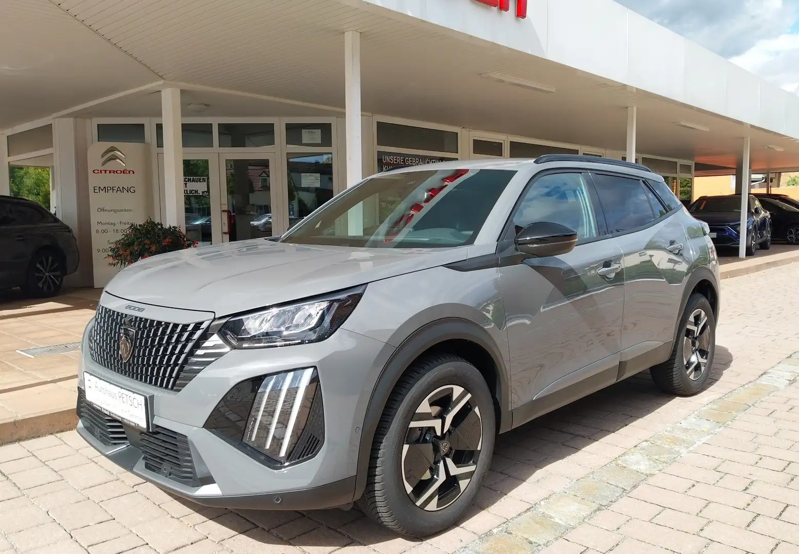 Peugeot 2008 PT130 EAT8 Allure *360 GRAD KAMERA, NAVI, SHZ* Grau - 2