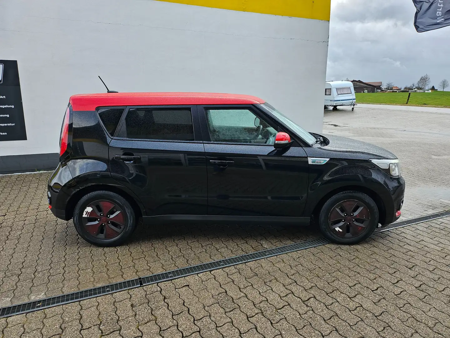 Kia Soul EV schwarz mit rotem Dach Zwart - 2