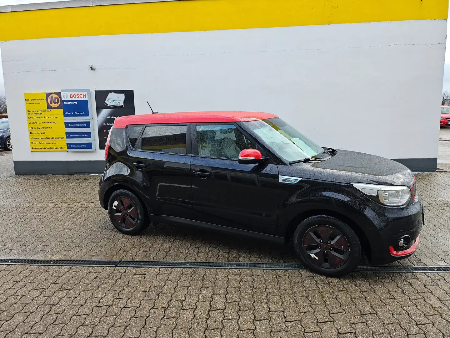 Kia Soul EV schwarz mit rotem Dach Fekete - 1