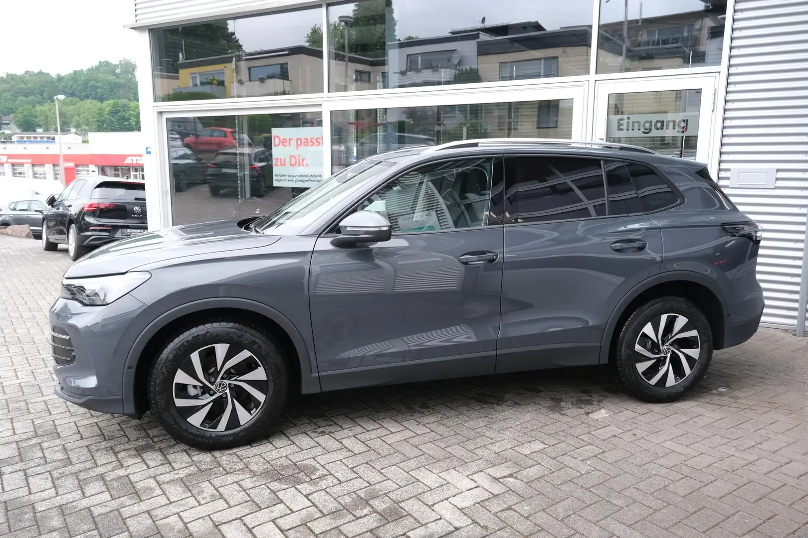 Volkswagen Tiguan 1.5 eTSI DSG Life Matrix AHK 360° Side-Assist A... Grau - 2