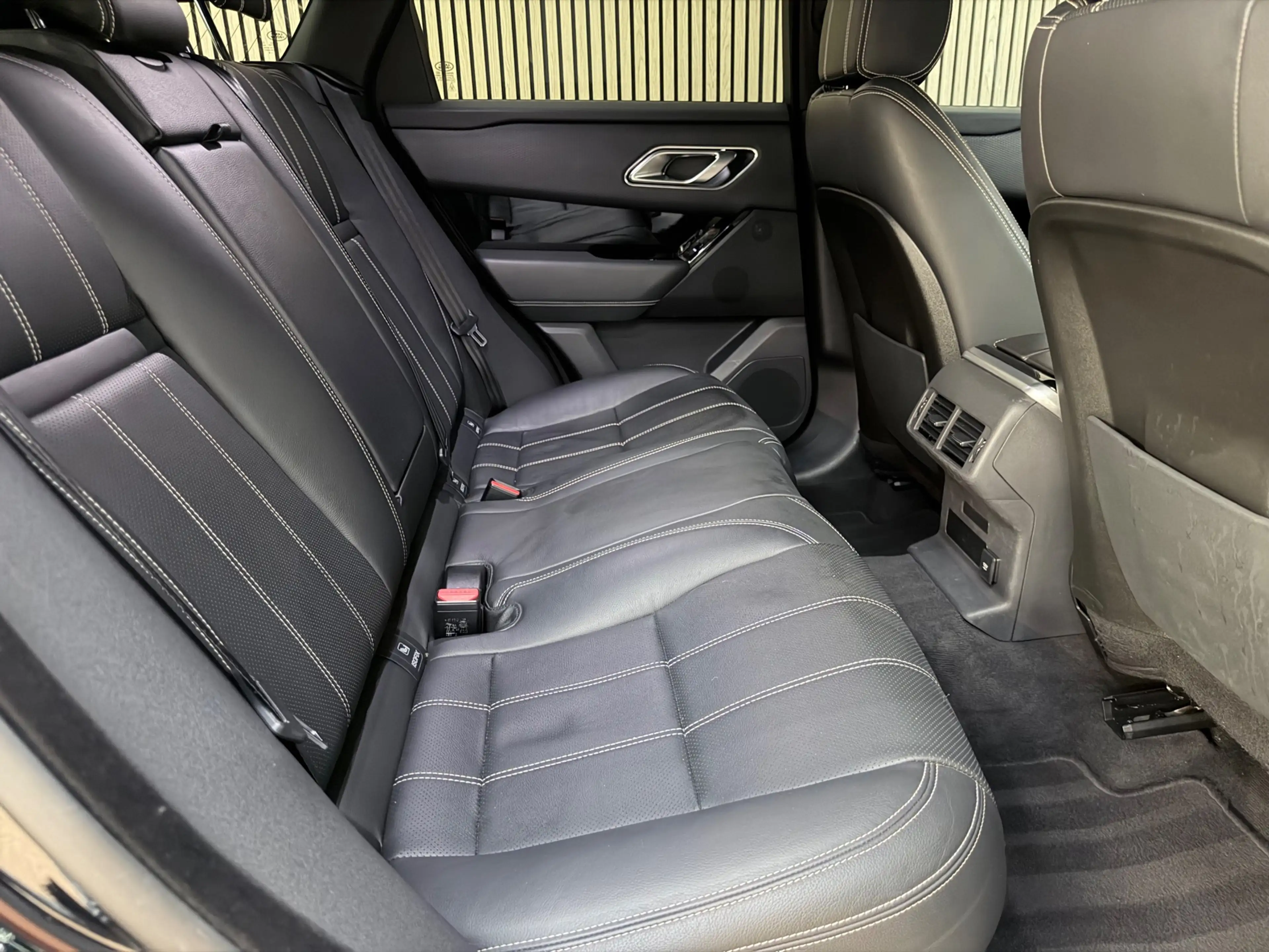 Land Rover Range Rover Velar 2.0 P250 Turbo AWD R-Dynamic SE — photo 8