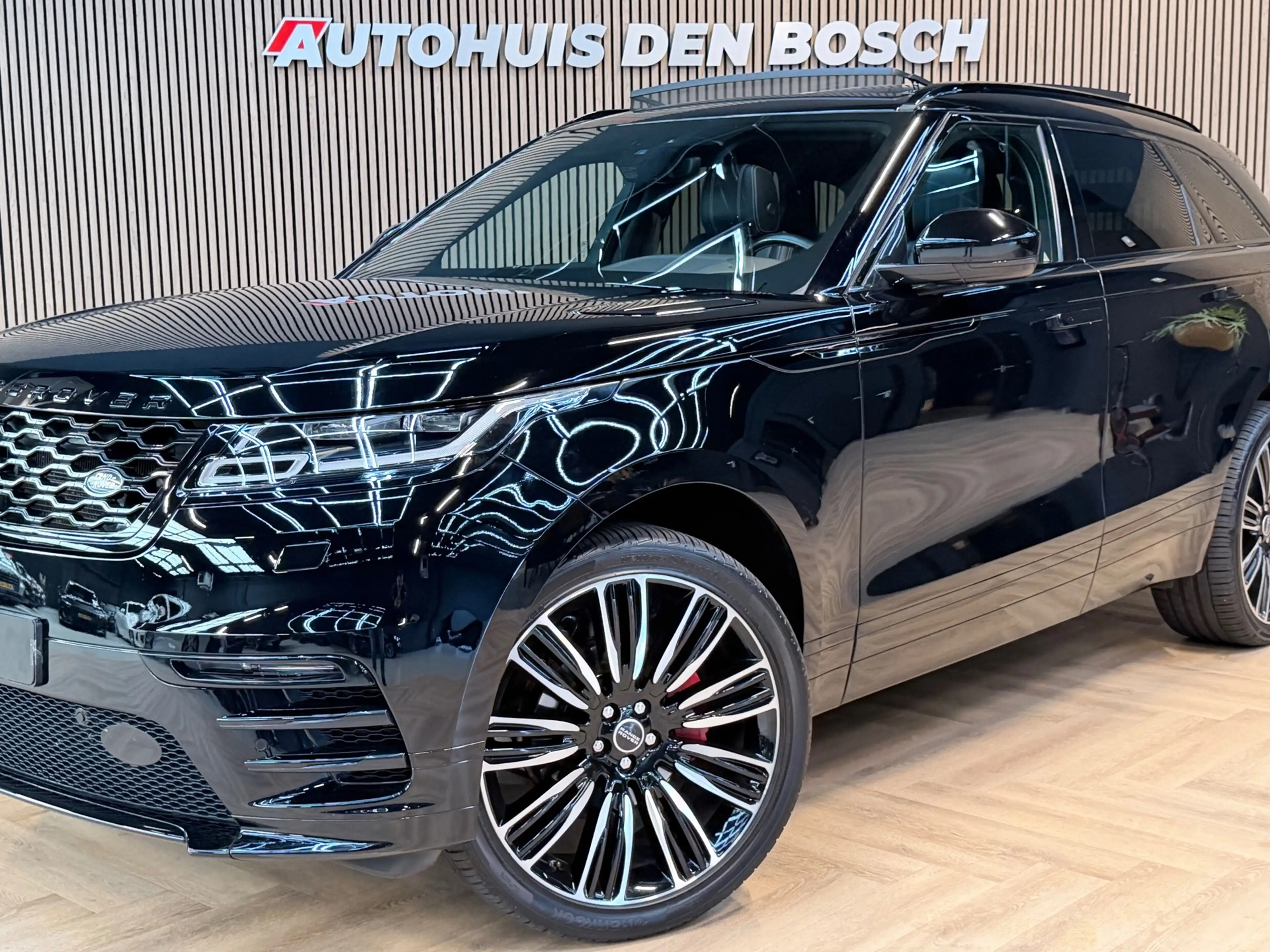 Land Rover Range Rover Velar 2.0 P250 Turbo AWD R-Dynamic SE — photo 18