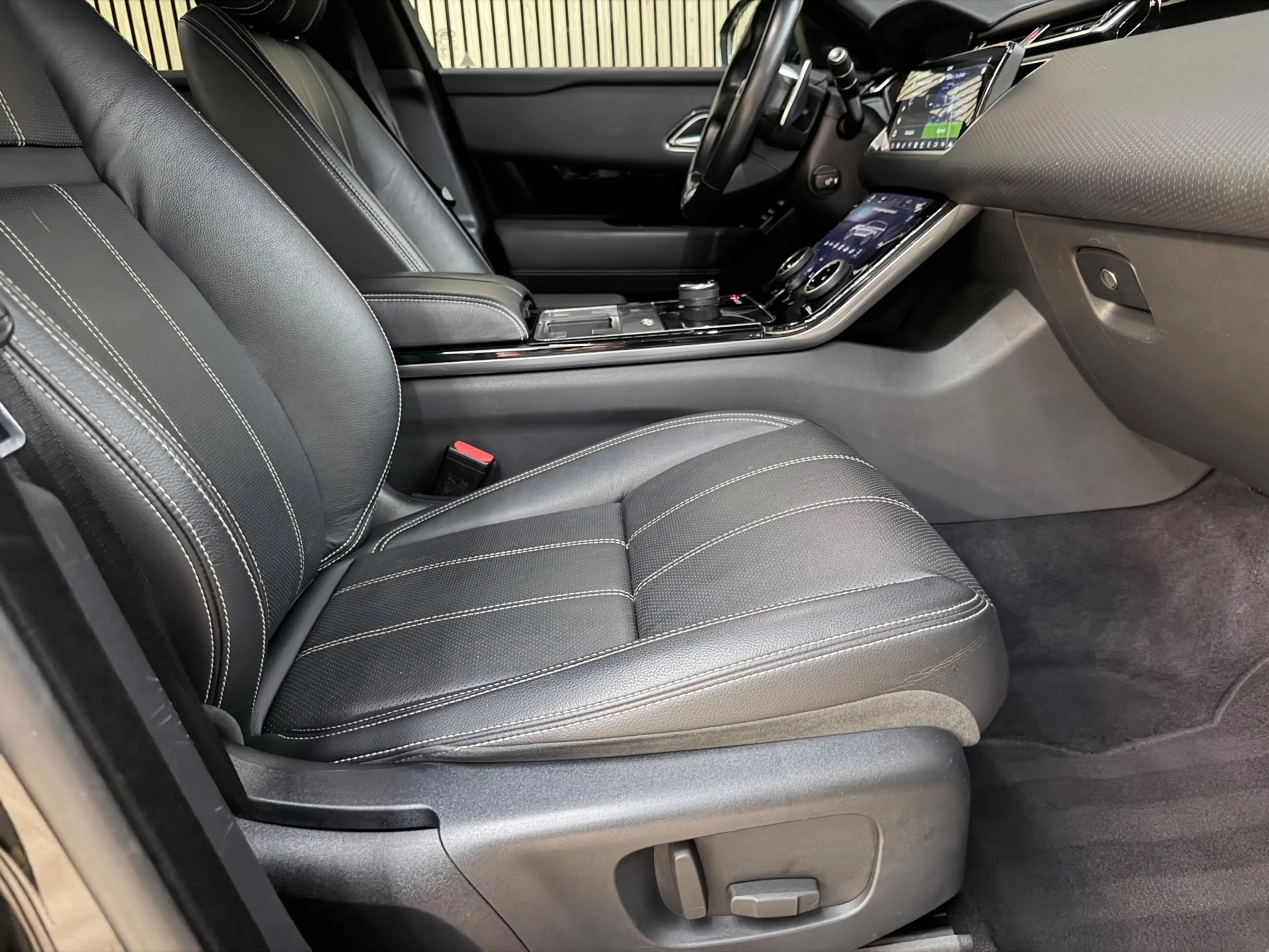 Land Rover Range Rover Velar 2.0 P250 Turbo AWD R-Dynamic SE — photo 7