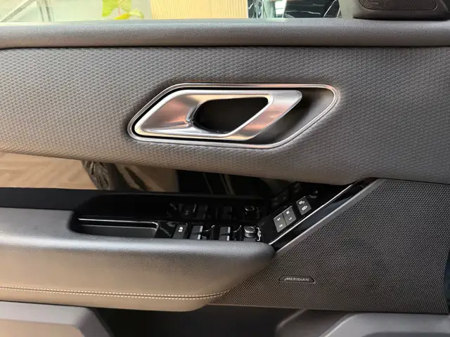 Land Rover Range Rover Velar view 16