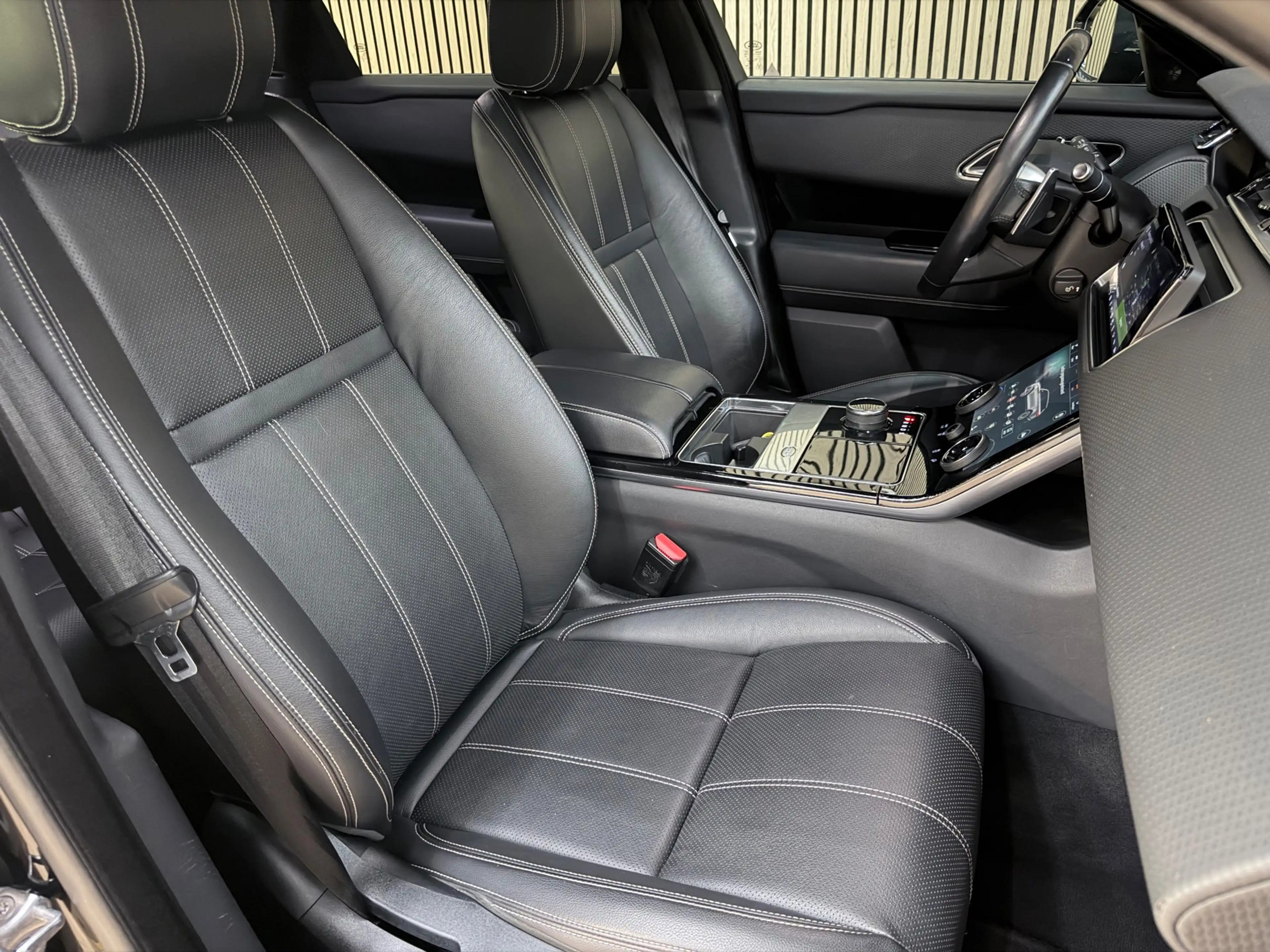 Land Rover Range Rover Velar 2.0 P250 Turbo AWD R-Dynamic SE — photo 6