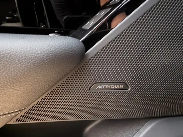 Land Rover Range Rover Velar view 17