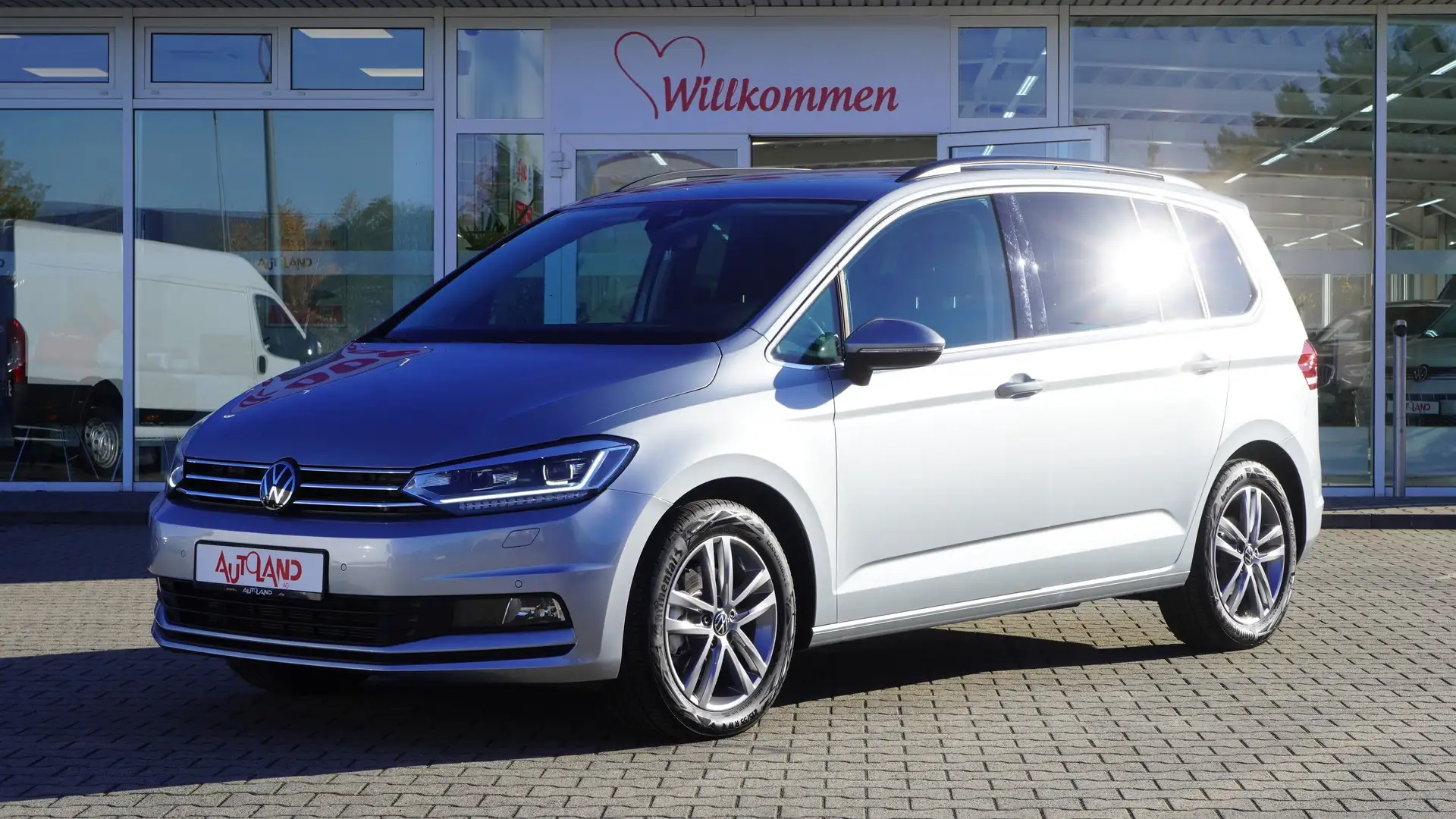 Volkswagen Touran 1.5 TSI DSG LED ACC 7-Sitzer Keyless DAB Stříbrná - 2