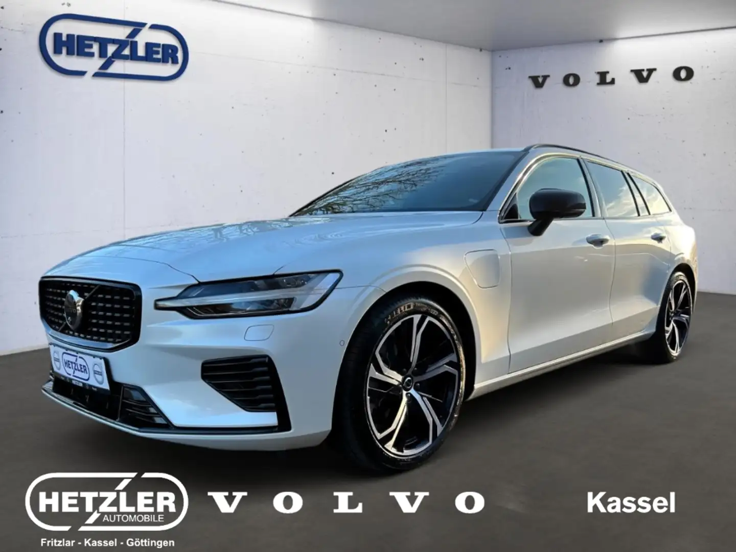Volvo V60 Kombi Plus Dark Recharge Plug-In Hybrid AWD T8 Twi Weiß - 1