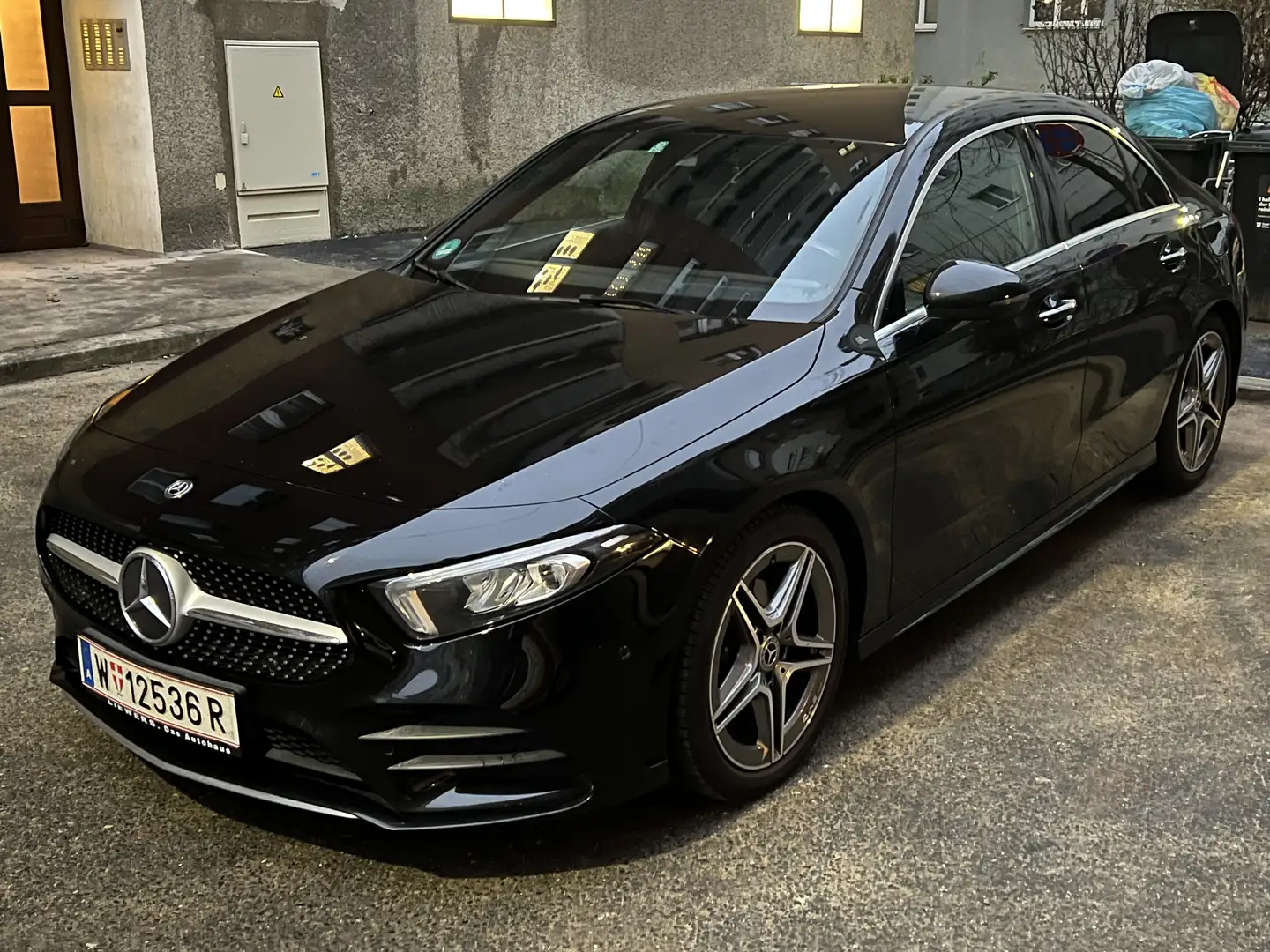 Mercedes-Benz A 180 d Limousine Aut. AMG LINE - 1
