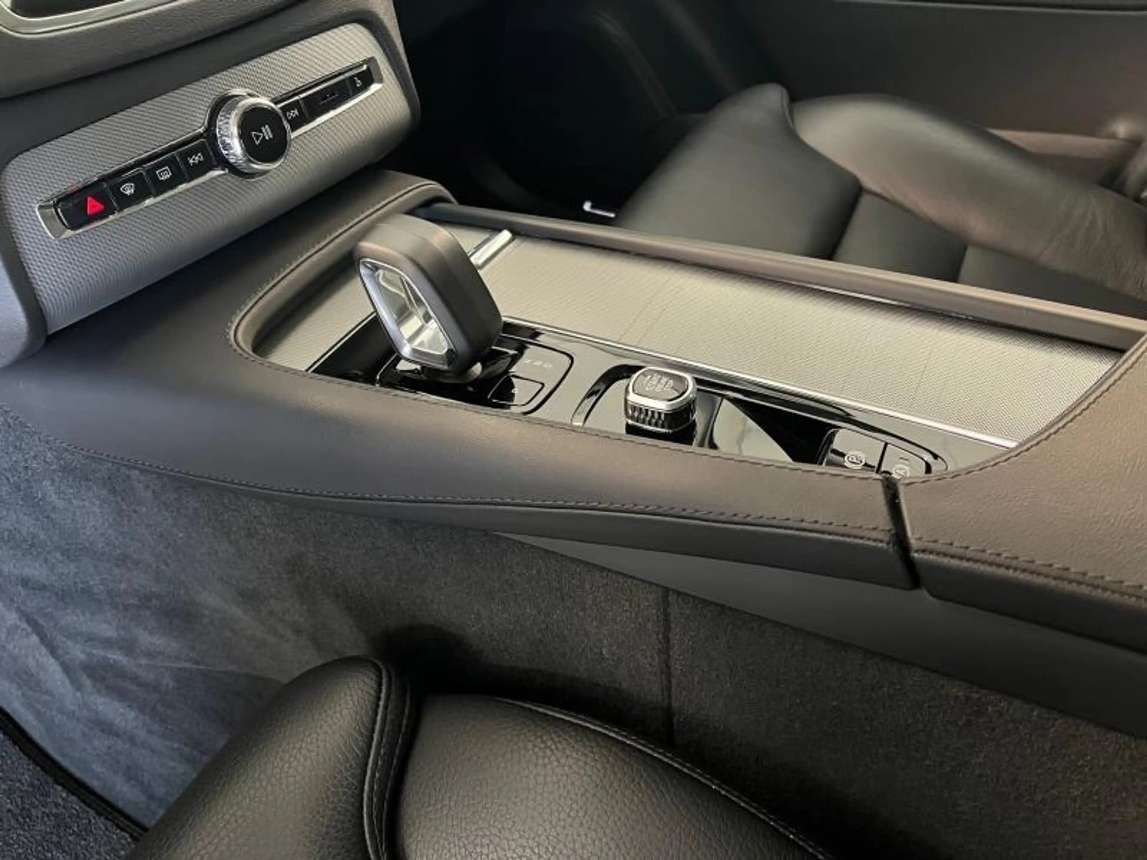 Volvo XC90 Plus Dark — photo 8