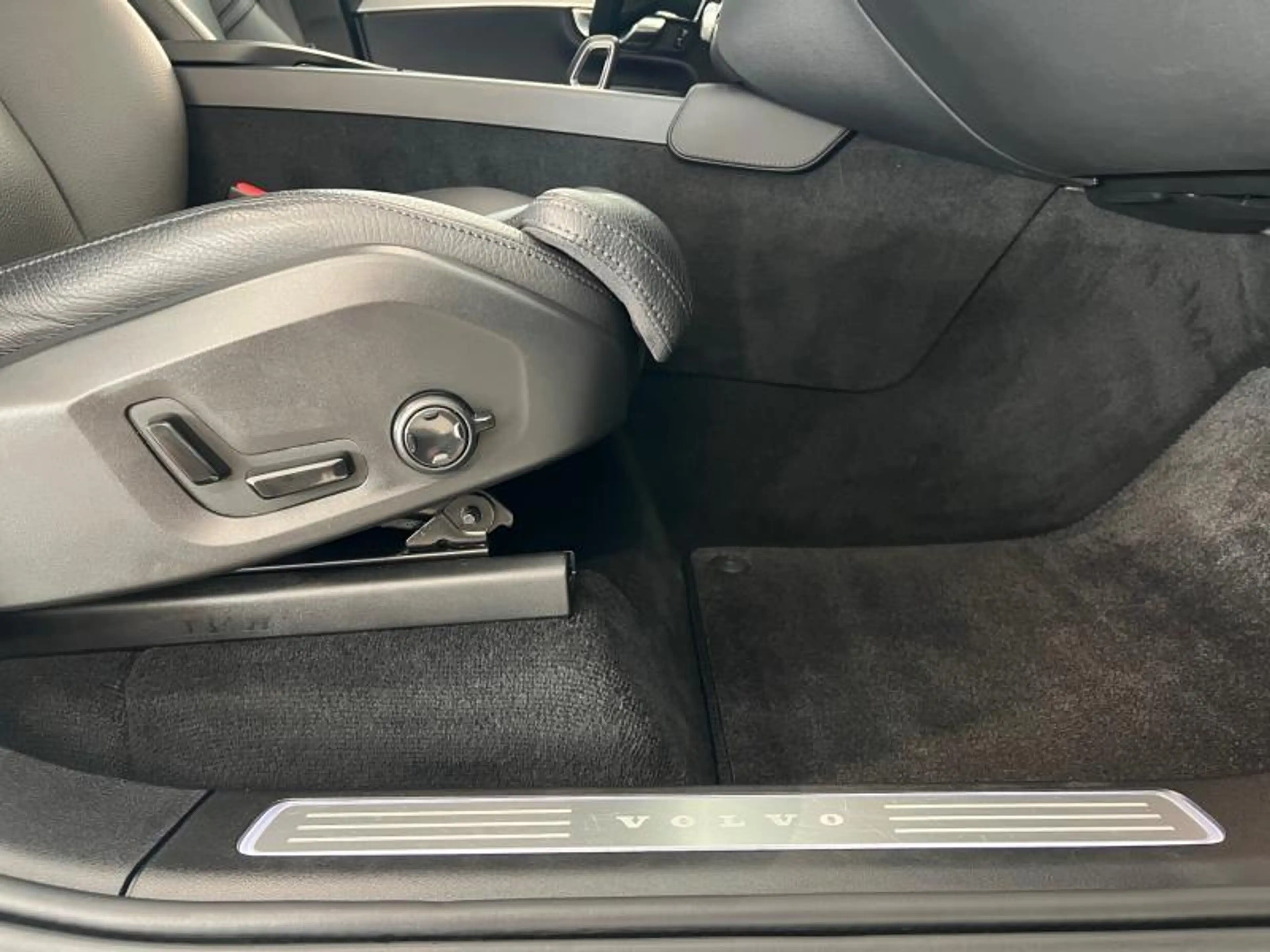 Volvo XC90 Plus Dark — photo 14