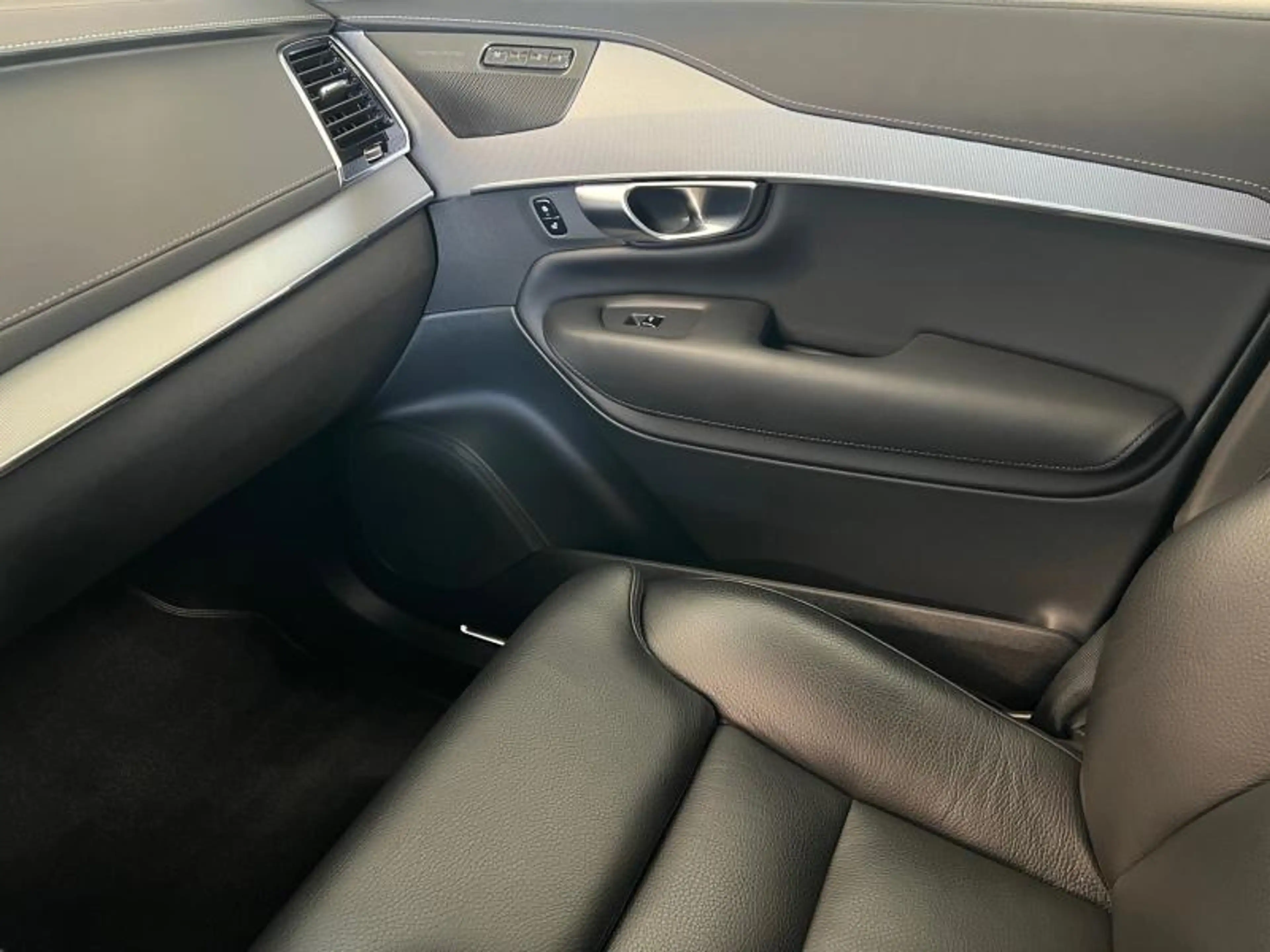 Volvo XC90 Plus Dark — photo 11