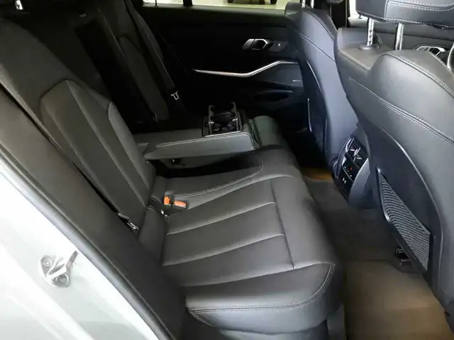 BMW 3 Series view 14
