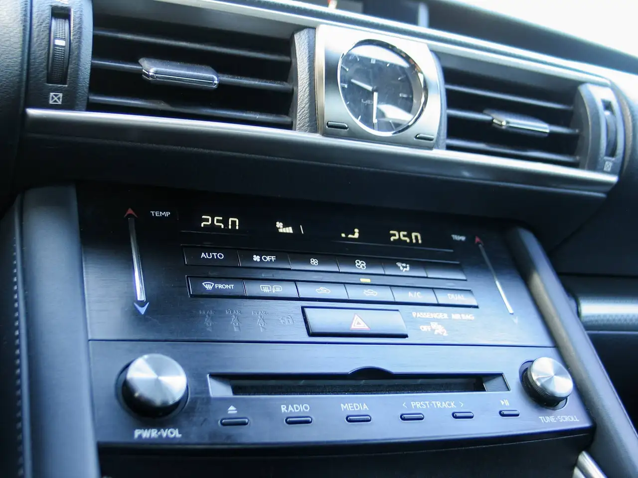 Lexus IS снимка Lexus IS