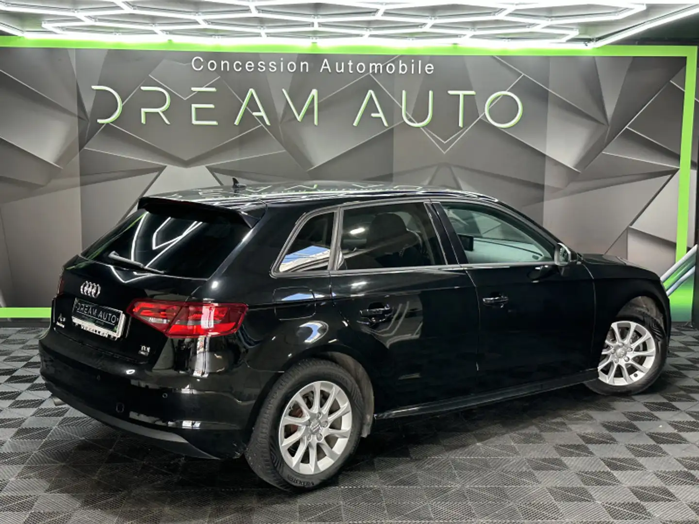 Audi A3 1.6 TDI 110CH ULTRA FAP ATTRACTION Noir - 2