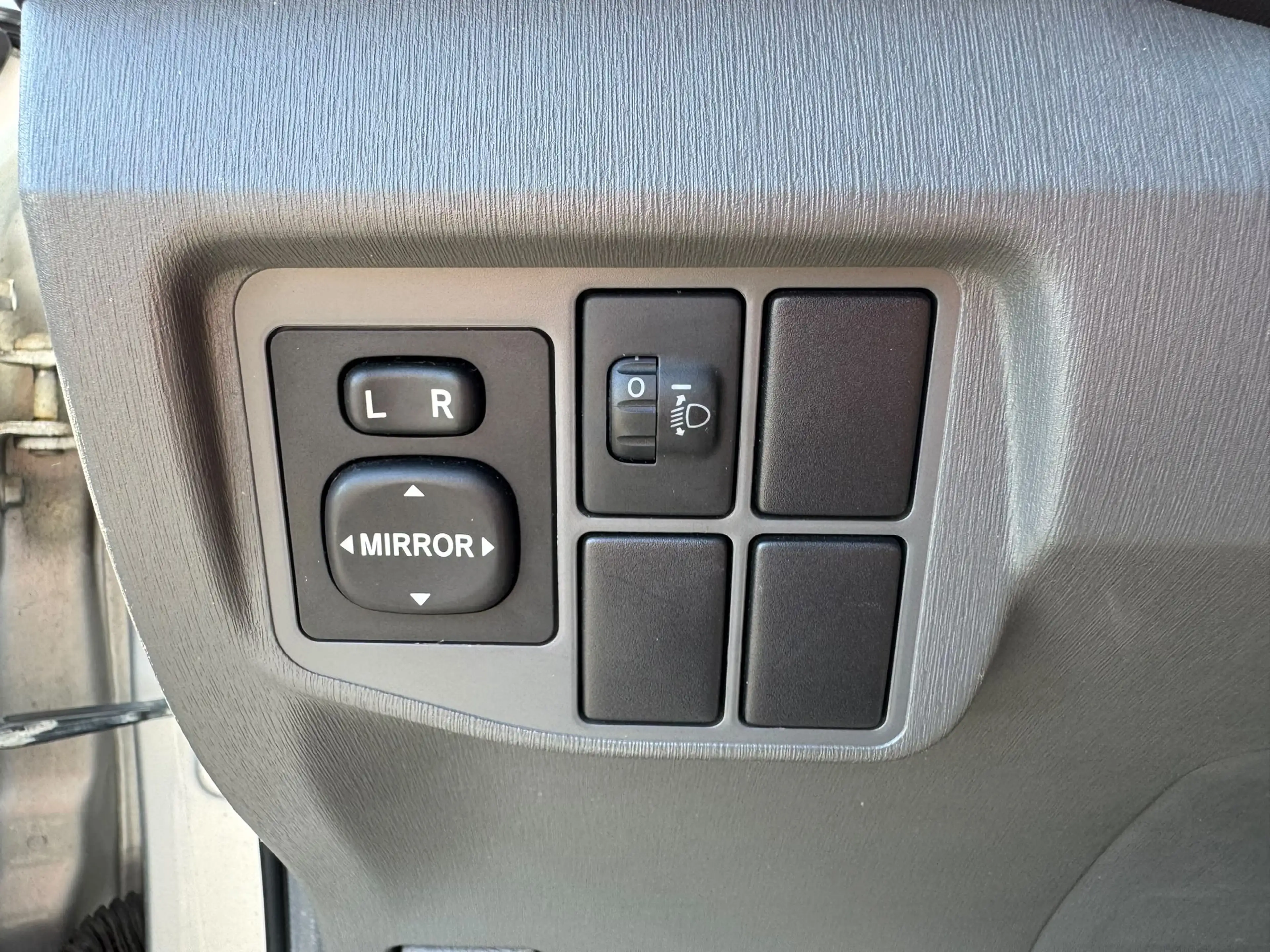 Toyota Prius / PARFAIT ÉTAT / CARNET ENTRETIEN / — photo 14