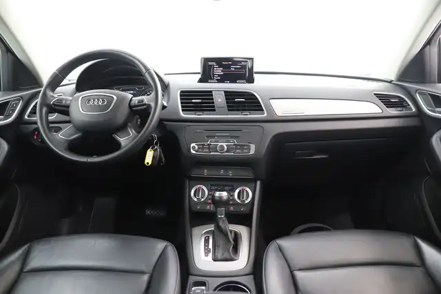 Audi Q3 view 14