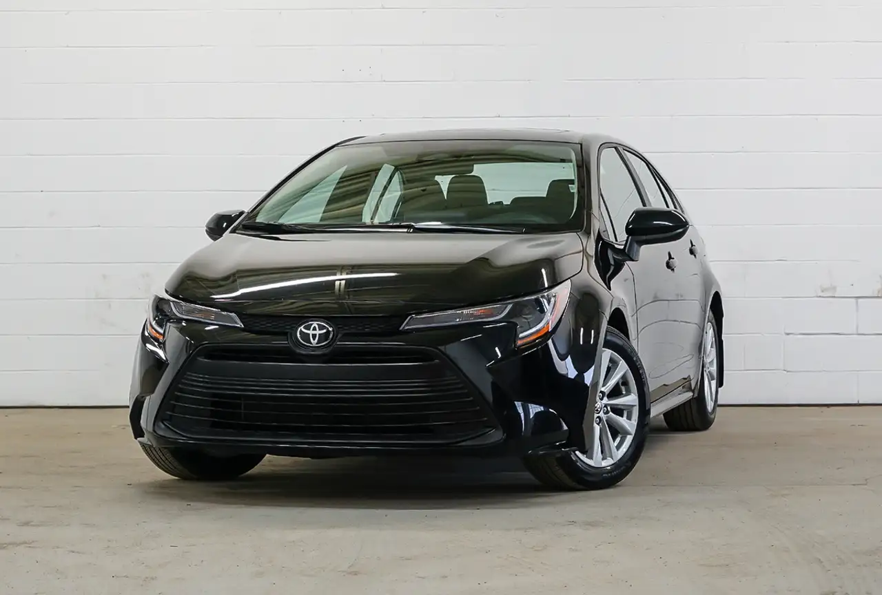 2025 Toyota Corolla LE — photo 1