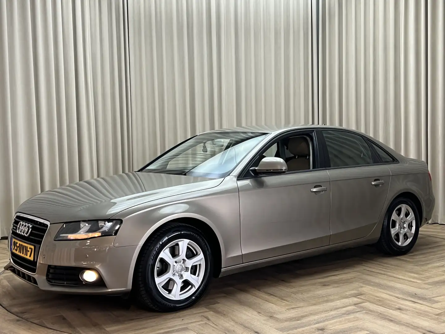 Audi A4 Limousine 3.2 FSI Quattro *Youngtimer* Leder, 1900 Beige - 2