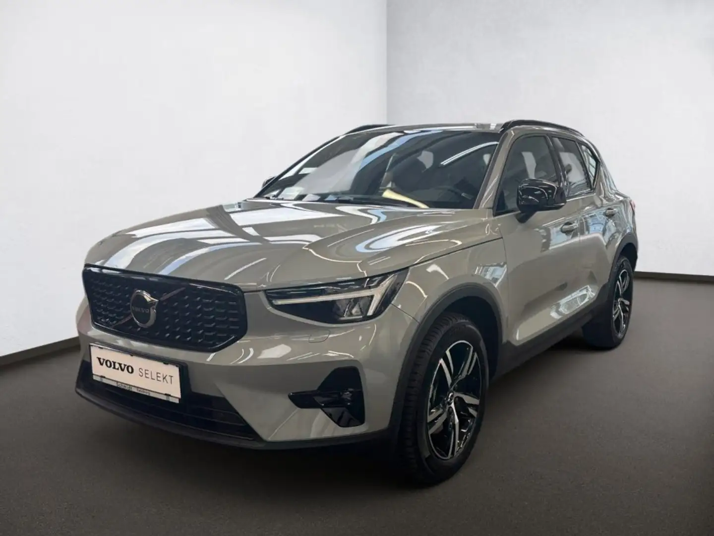Volvo XC40 Plus Dark B3 Mild Hybrid Benzin Grau - 1