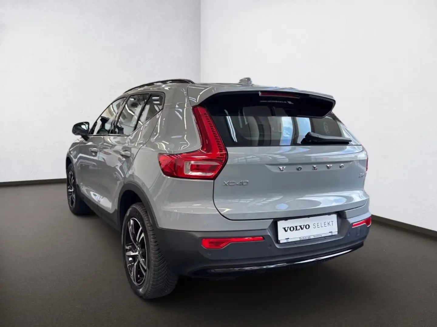 Volvo XC40 Plus Dark B3 Mild Hybrid Benzin Grau - 2